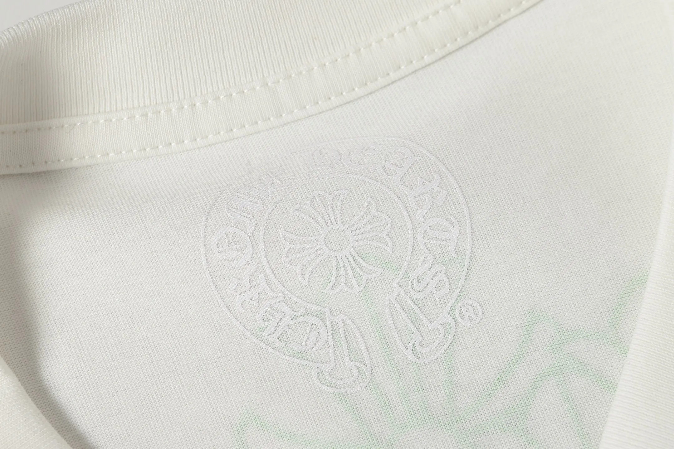 P160 Chrome Hearts CH Chrome Hearts Color Overlay Cross Print Short Sleeve T-shirt Uses direct injection imported machine printing. Hardware and accessories are all milled and customized. Correct configuration. Black 2025 Chrome Hearts ZP packaging. 260 grams of custom dyed double yarn cotton. Large version. Loose and stylish. Different from lower versions, slim and long version with upper body and hip stretch. 100% commitment: top quality. Not fast food. Highest version on the market. Top quality - different from ordinary versions on the market. If you care about quality, you should also respect the price. Absolutely 0 after-sales service and 0 return rate so far. It’s hard not to love the style - 260g double yarn cotton custom dyed fabric - Correct high-density main mark, washed tag, hand-sewn
